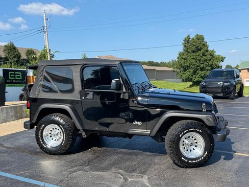 Used 2005 Jeep Wrangler X AWD/4WD image 2