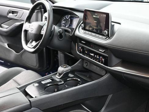 Used 2025 Nissan Rogue SV FWD image 30