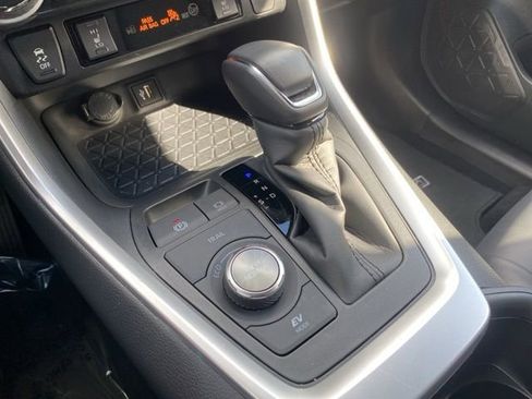 Used 2025 Toyota RAV4 XSE AWD/4WD image 31