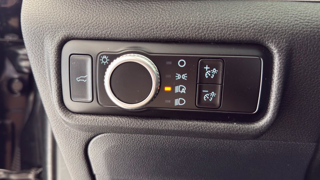 Used 2023 Ford Explorer XLT AWD/4WD image 10