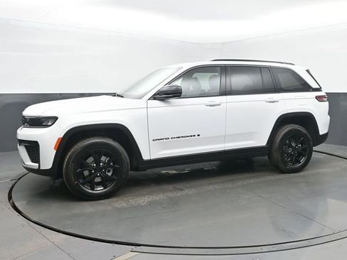 New 2026 Jeep Grand Cherokee Laredo image 2