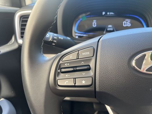 Used 2025 Hyundai Venue SEL image 19