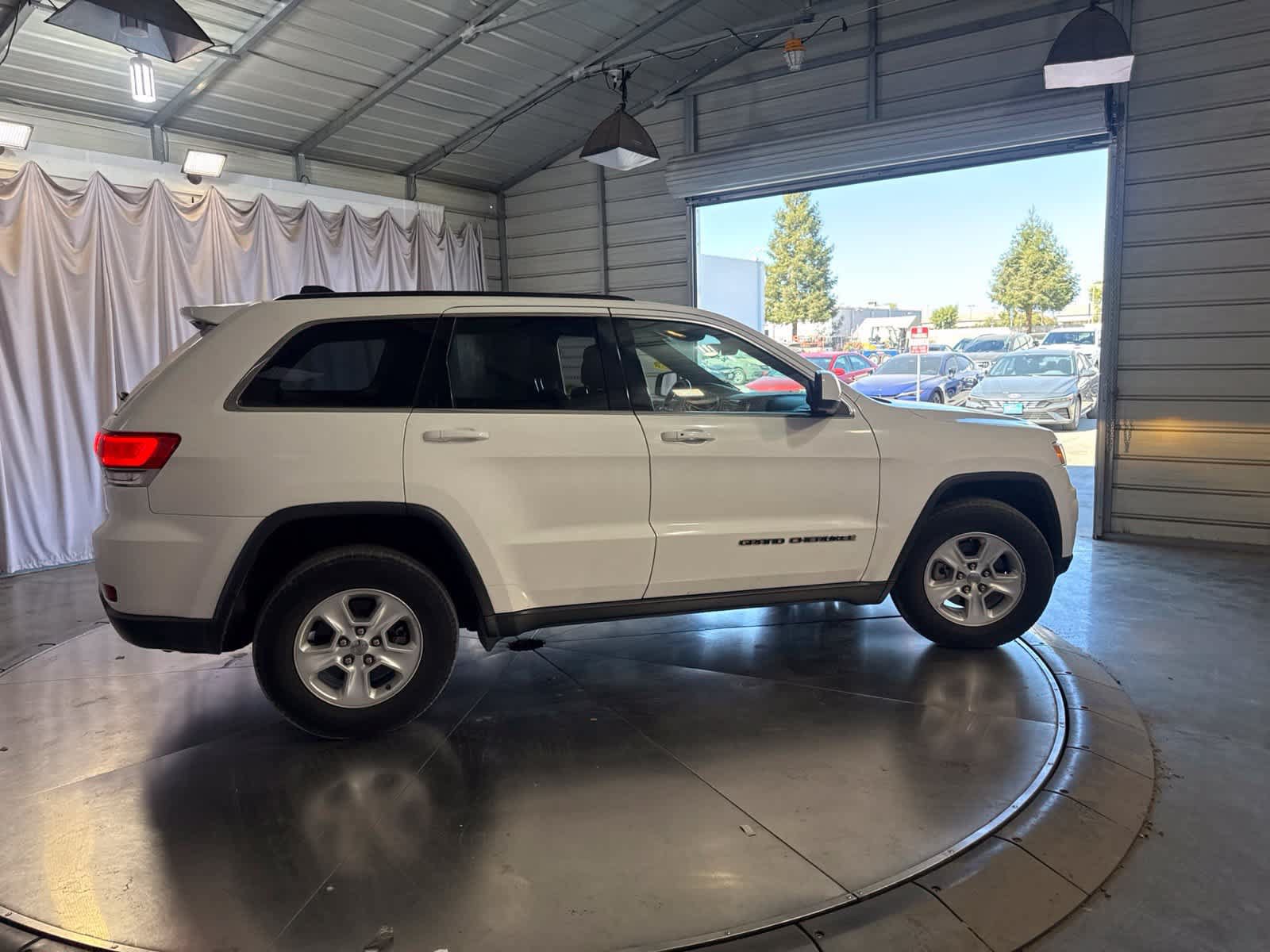 Used 2017 Jeep Grand Cherokee Laredo AWD/4WD image 4