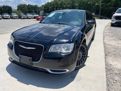 Used 2017 Chrysler 300 Limited RWD image 3