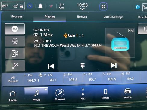 Used 2023 Chrysler Pacifica Touring-L w/ Uconnect Theater Family Group image 14