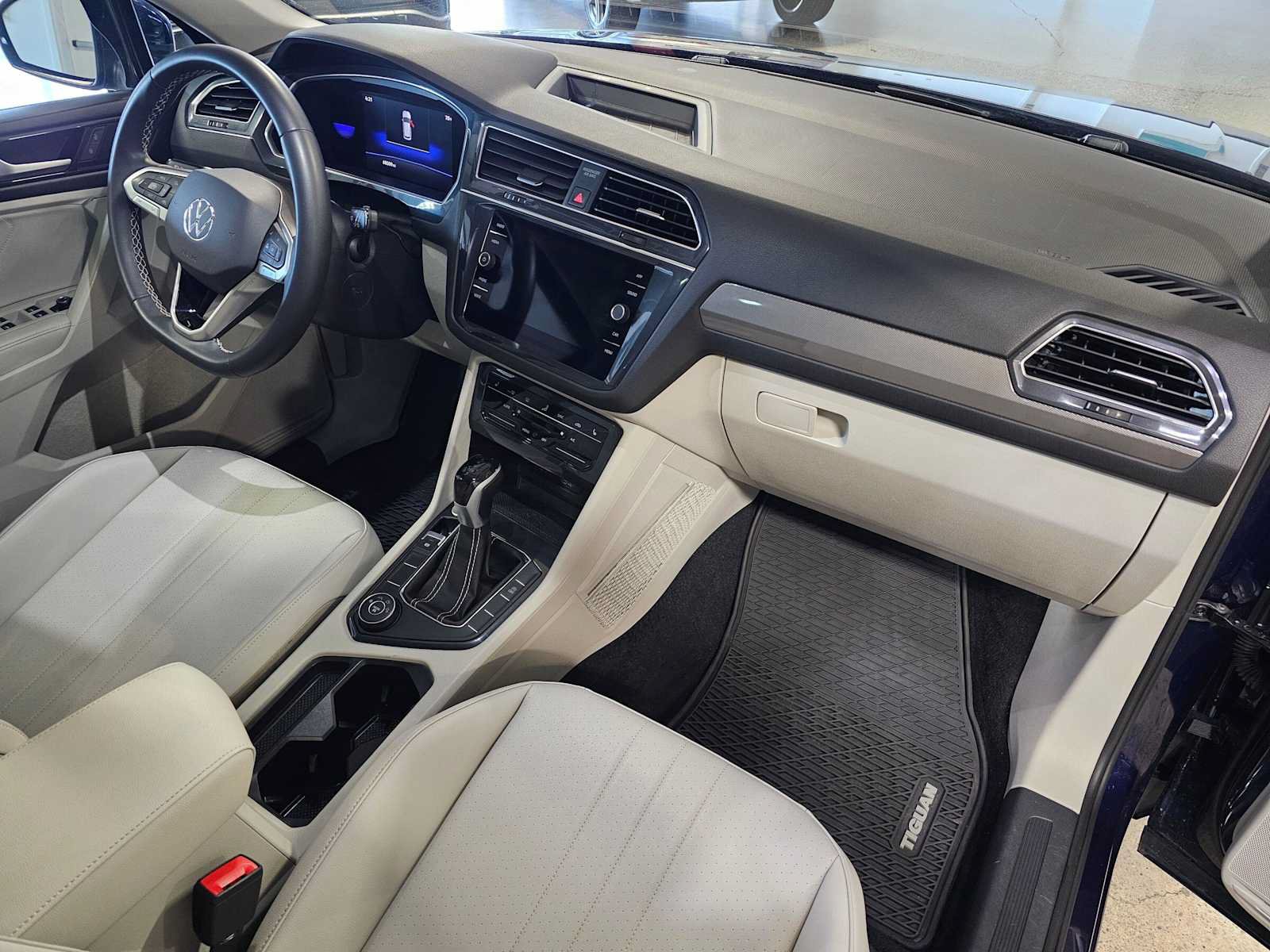 Used 2022 Volkswagen Tiguan SE w/ Panoramic Sunroof Package AWD/4WD image 11