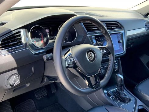 Used 2021 Volkswagen Tiguan SE FWD image 2