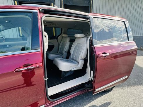 Used 2019 Chrysler Pacifica Touring-L w/ Advanced Safetytec Group FWD image 36