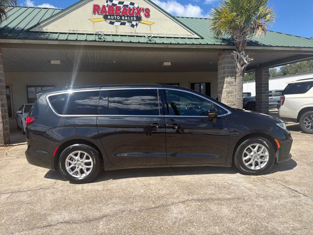 Used 2023 Chrysler Pacifica Touring FWD image 2