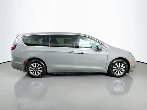 Used 2022 Chrysler Pacifica Touring-L FWD image 7