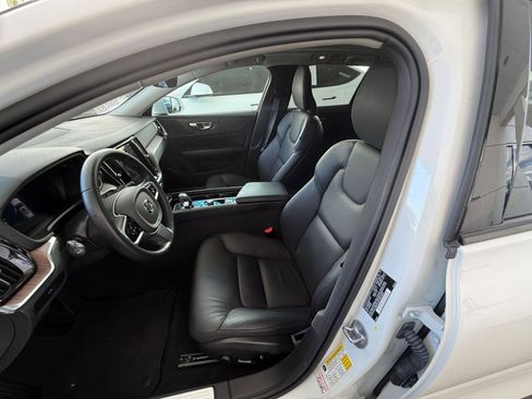 Used 2025 Volvo V60 B5 Cross Country Plus image 27