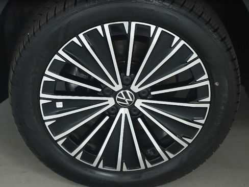 Used 2025 Volkswagen Taos SE image 37