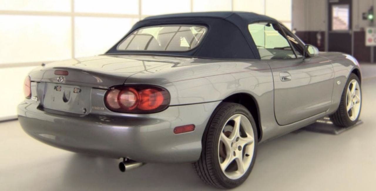 Used 2003 MAZDA MX-5 Miata RWD image 2