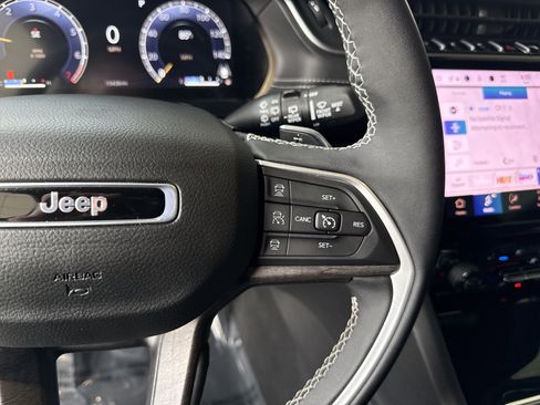 Used 2025 Jeep Grand Cherokee L Limited w/ Luxury Tech Group II AWD/4WD image 19