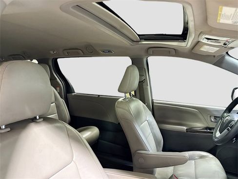 Used 2018 Toyota Sienna XLE image 29
