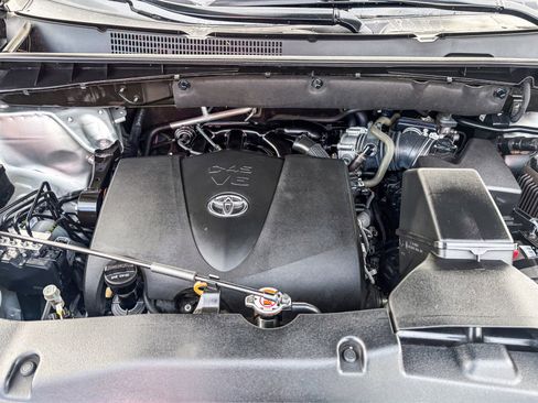 Used 2019 Toyota Highlander XLE image 14