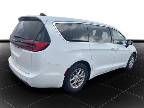 Used 2024 Chrysler Pacifica Touring-L image 5