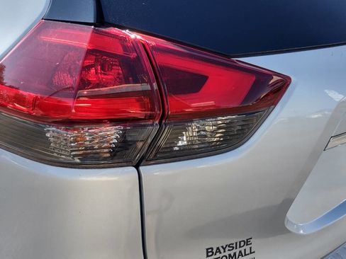 Used 2018 Nissan Rogue SV image 38