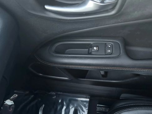 Used 2018 Jeep Compass Latitude w/ Cold Weather Group image 32