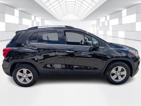 Used 2020 Chevrolet Trax LT w/ LT Convenience Package image 8