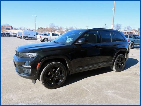 Certified 2023 Jeep Grand Cherokee Limited w/ Black Appearance Package image 3