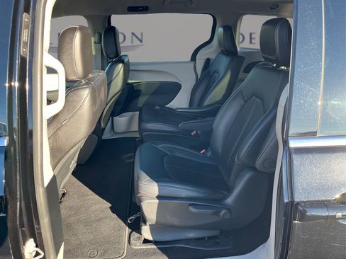 Used 2024 Chrysler Pacifica Select image 11