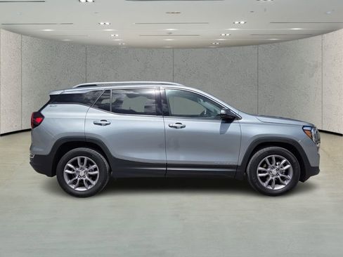 Used 2024 GMC Terrain SLT image 2