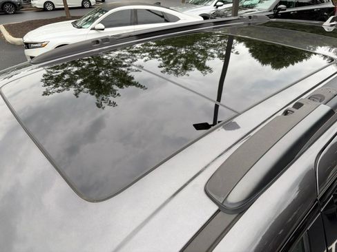 Used 2020 Chrysler Pacifica Limited w/ Advanced Safetytec Group FWD image 10