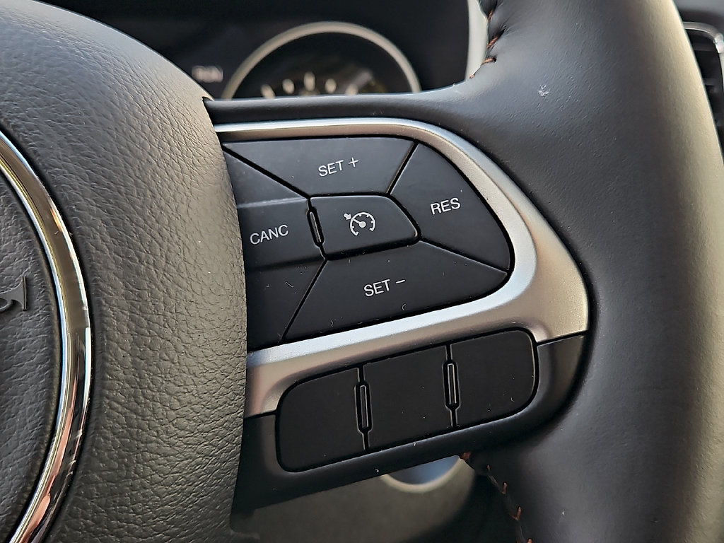 Used 2018 Jeep Compass Latitude w/ Popular Equipment Group AWD/4WD image 22