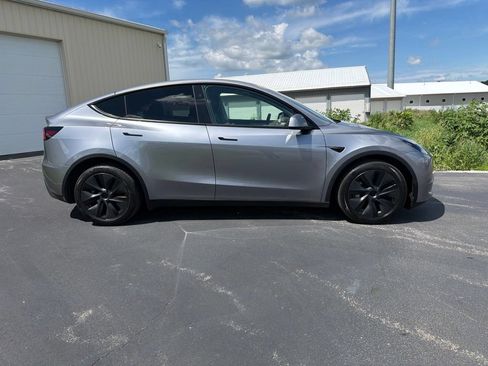 Used 2024 Tesla Model Y Long Range AWD/4WD image 3