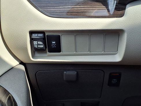 Used 2020 Toyota Sienna XLE FWD image 10