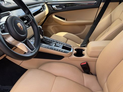 Certified 2018 Porsche Macan Sport Edition image 4