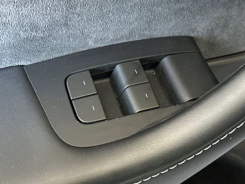 Used 2023 Tesla Model Y 2WD image 12
