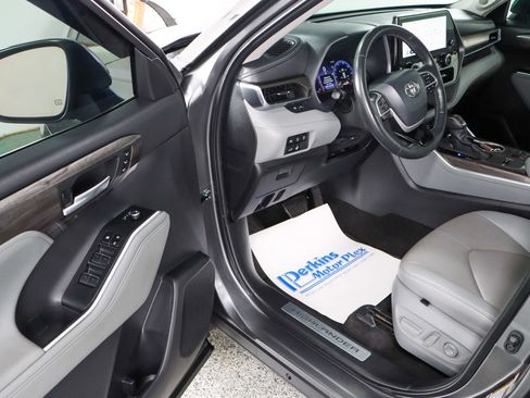 Used 2024 Toyota Highlander Limited FWD image 3
