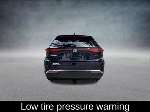 Used 2023 Toyota Venza XLE AWD/4WD image 6