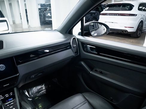 Used 2022 Porsche Cayenne Coupe image 11