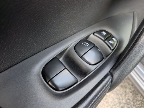 Used 2020 Nissan Rogue Sport SV FWD image 29