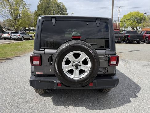 Used 2018 Jeep Wrangler Unlimited Sahara AWD/4WD image 4