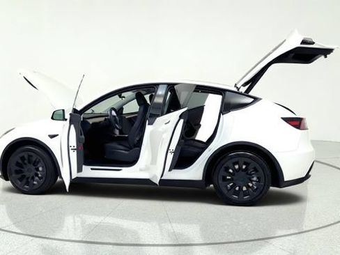 Used 2024 Tesla Model Y 2WD image 15