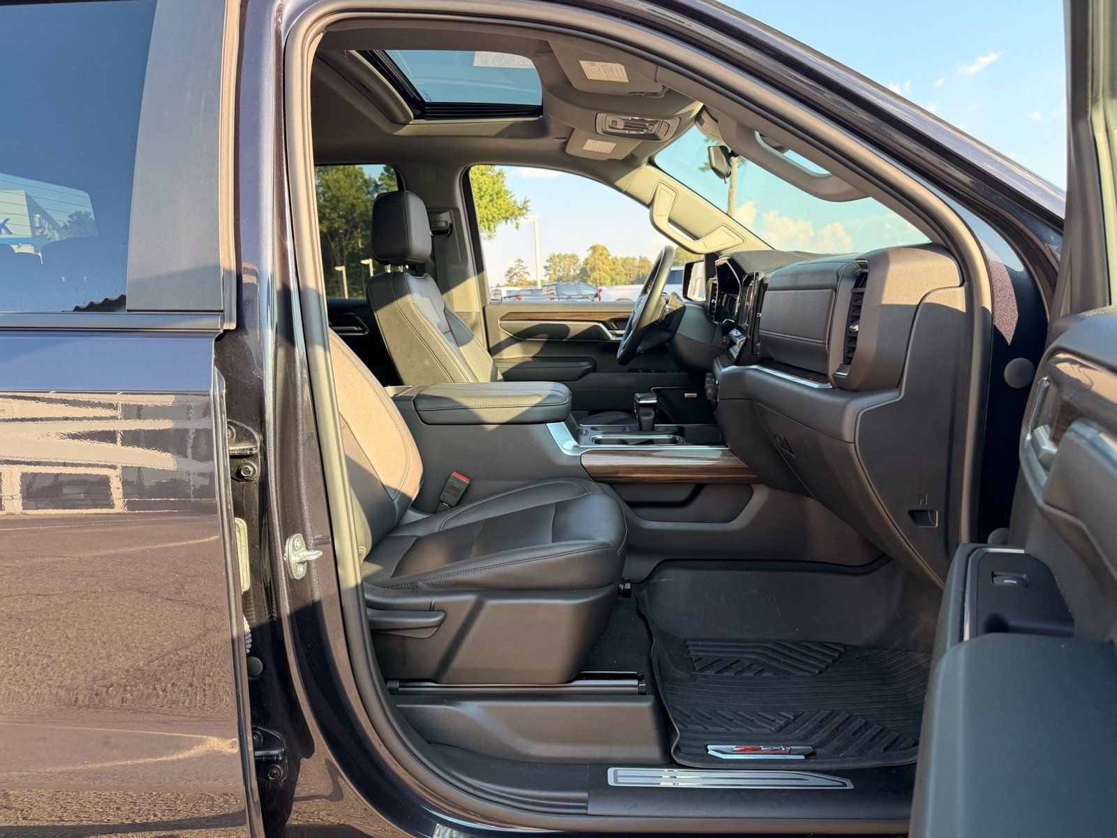 Used 2023 Chevrolet Silverado 1500 LT Trail Boss w/ LT Trail Boss Premium Package AWD/4WD image 33