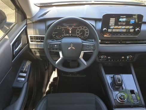 Used 2023 Mitsubishi Outlander SE AWD/4WD image 15