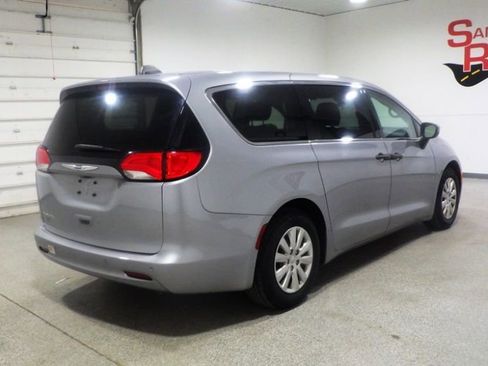Used 2019 Chrysler Pacifica L FWD image 4