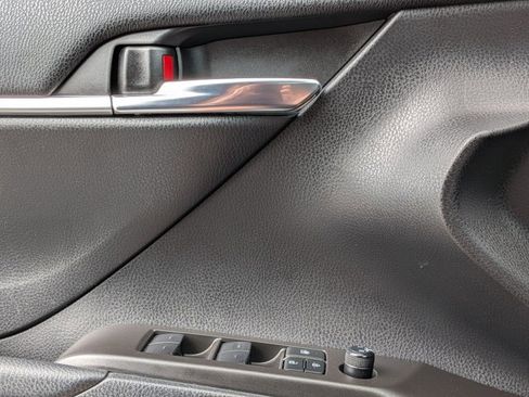 Used 2023 Toyota Camry SE FWD image 4