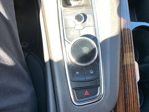 Used 2022 Cadillac Escalade Luxury image 18