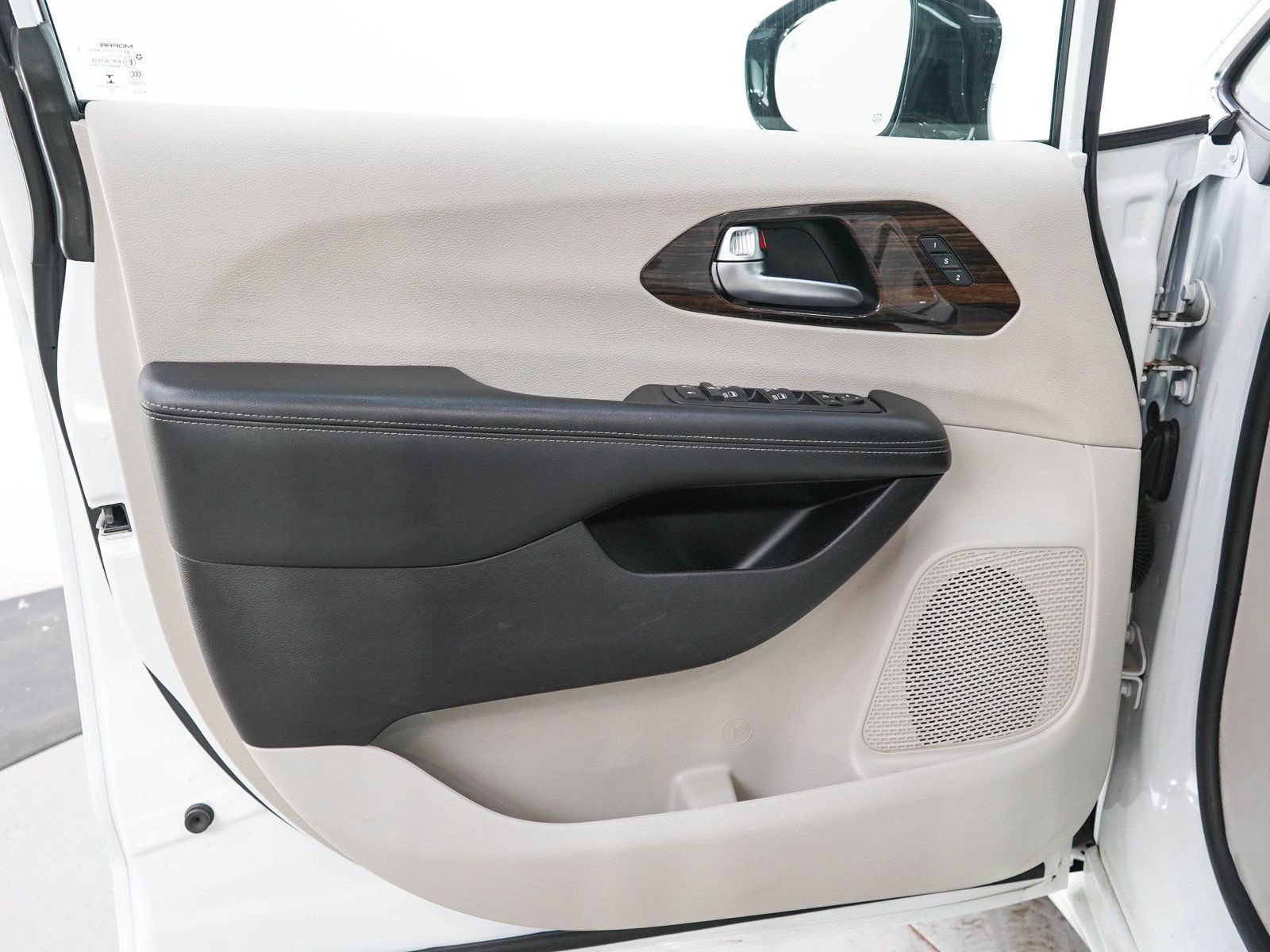 Used 2023 Chrysler Pacifica Limited FWD image 21