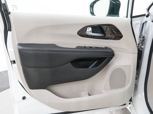 Used 2023 Chrysler Pacifica Limited FWD image 21