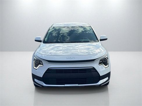 Certified 2025 Kia Niro LX image 2