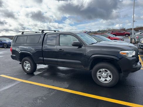 Used 2019 Toyota Tacoma SR image 2