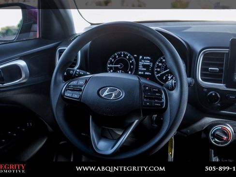 Used 2022 Hyundai Venue SE image 19