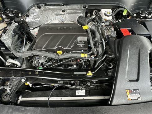 Used 2024 Chevrolet Trax RS w/ Sunroof Package FWD image 12